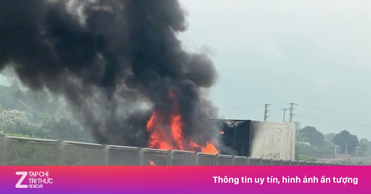 Xe đầu kéo bốc cháy trên cao tốc Nghi Sơn - Diễn Châu
