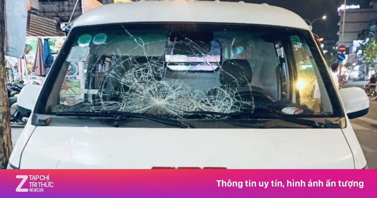Giở thói côn đồ, dùng gạch, mũ bảo hiểm đập vỡ kính ôtô