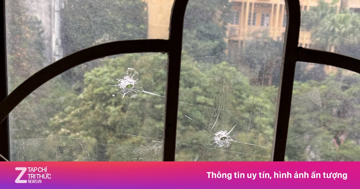 Cửa kính một nhà dân ở Hà Nội bị bắn thủng, chủ nhà hốt hoảng