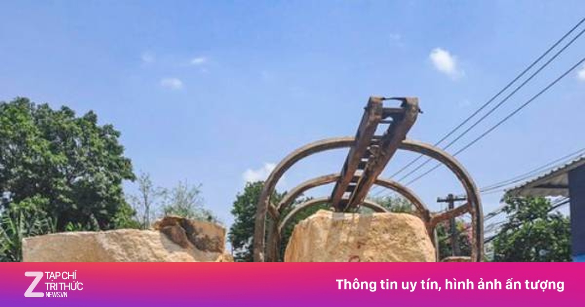 'Đá tặc' liên tiếp khoét rỗng núi Hòn Chà