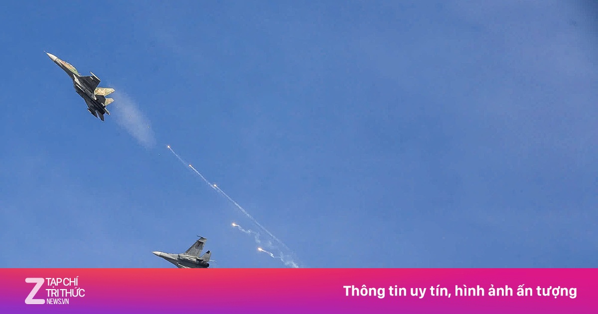 Trực thăng kéo cờ, tiêm kích thả bẫy nhiệt ở tổng duyệt diễu binh