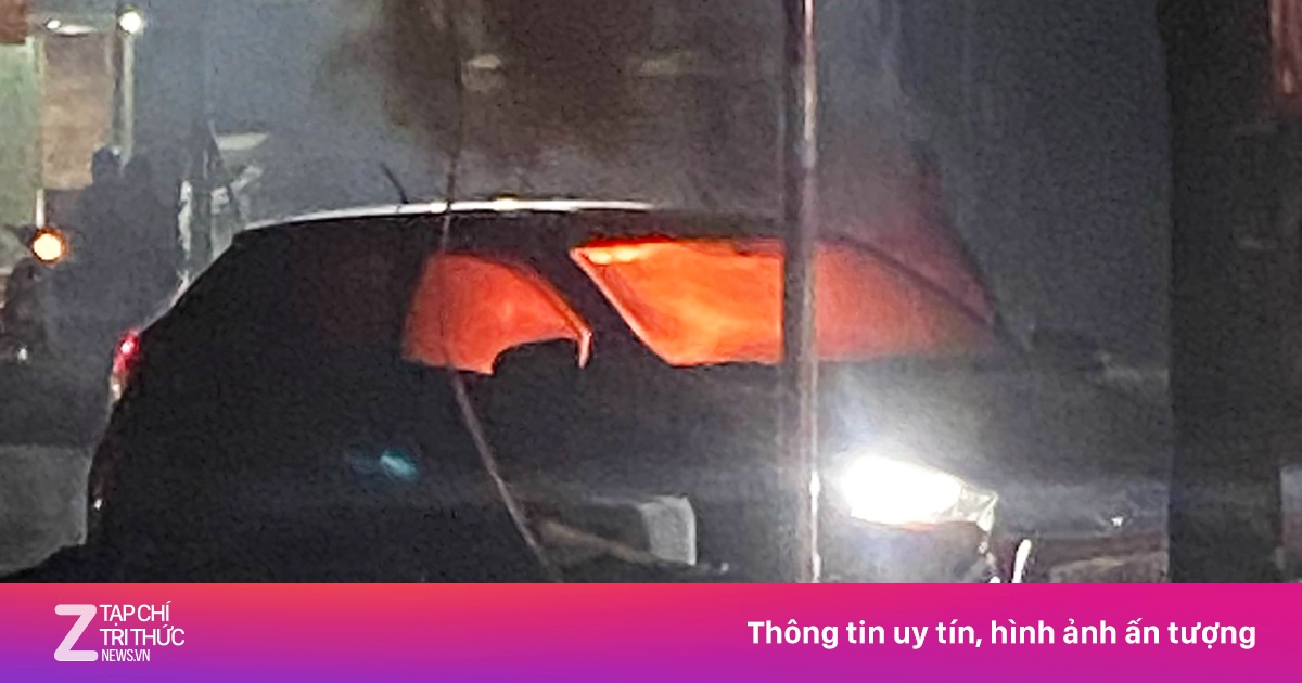 Công an Hà Nội truy tìm tài xế ôtô cháy bất thường sau khi tông xe máy
