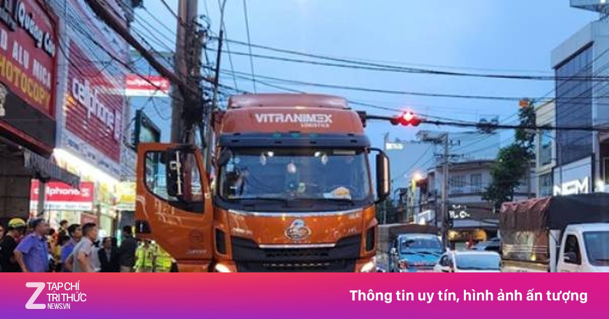 Tạm giữ hình sự tài xế dừng xe rút tiền gây tai nạn chết người