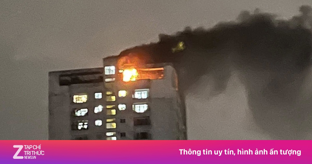 Lửa cháy đỏ rực, khói đen bốc từ tầng áp mái của chung cư tại Hà Nội