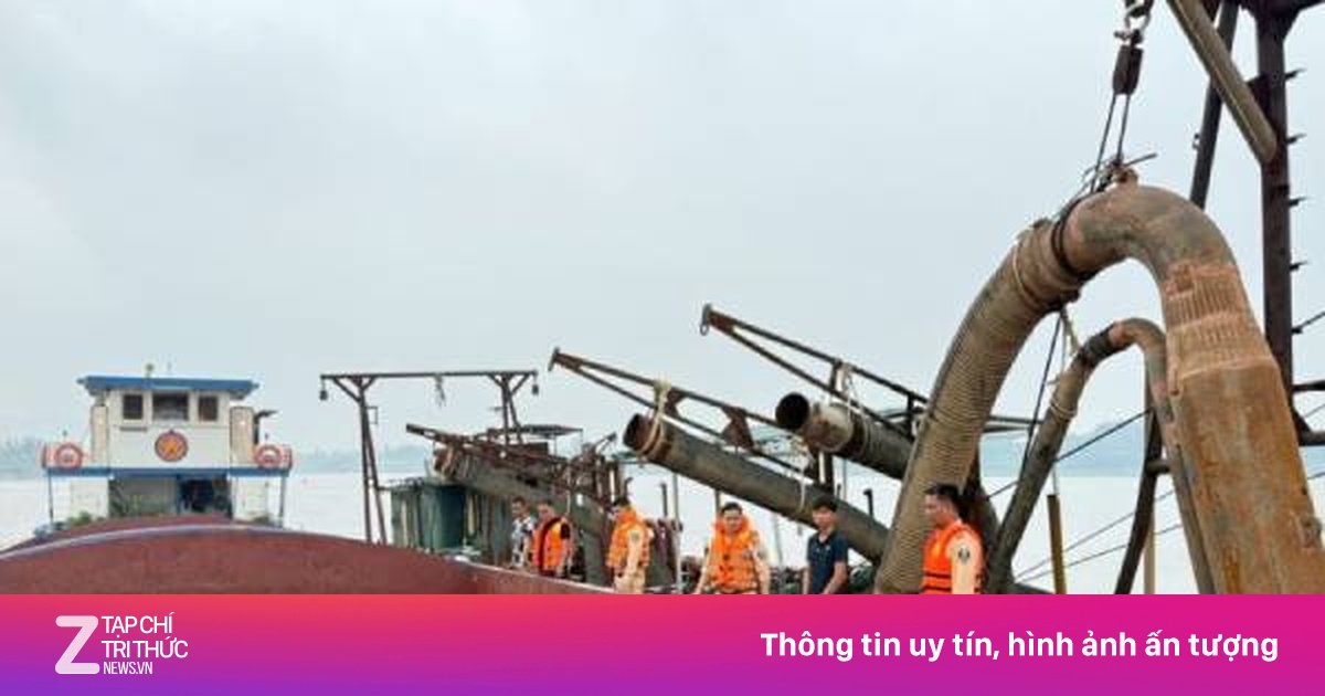 Bắt giữ 2 phương tiện khai thác cát trái phép trên sông Hồng