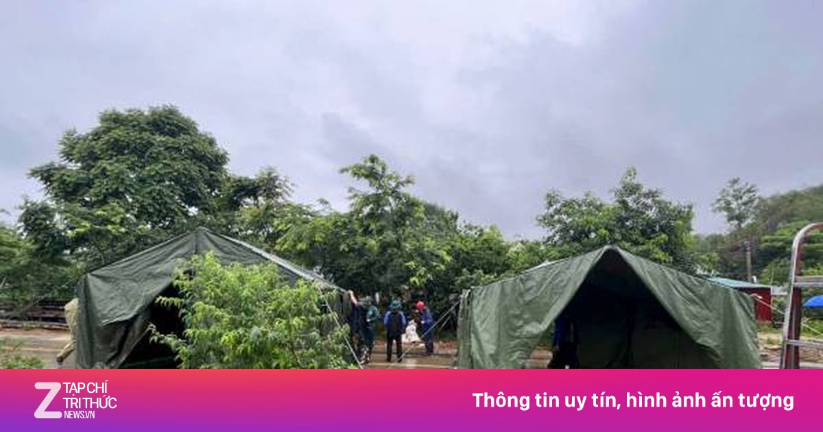 Dựng lều bạt, túc trực 24/24h tìm kiếm nạn nhân rơi xuống 'hố tử thần'