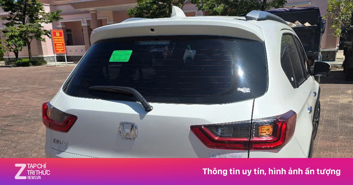 Bắt giữ lái xe du lịch dương tính với ma túy, lòi ra 2 túi 'hàng đá'