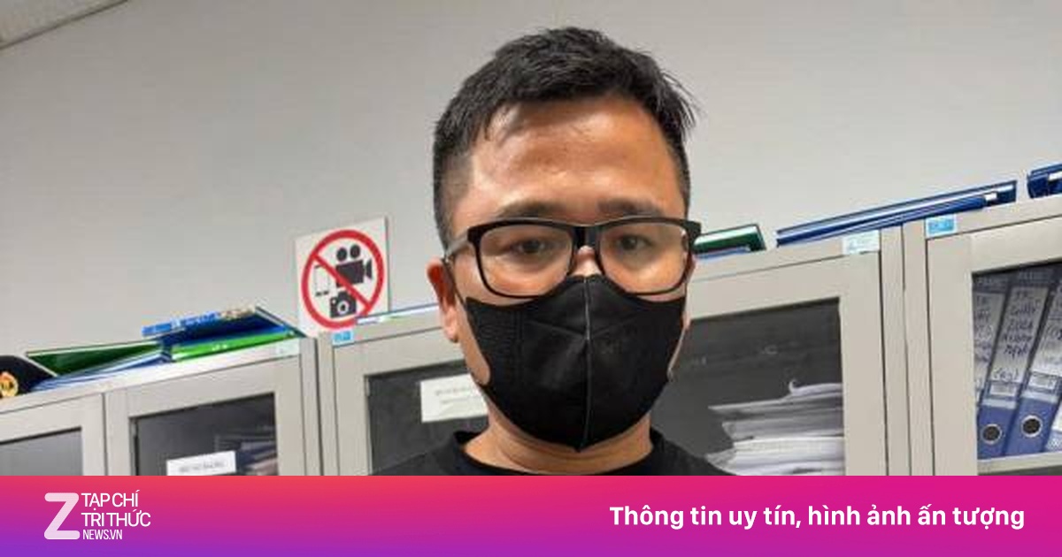Quấn điện thoại quanh người bằng băng dính để vận chuyển lậu