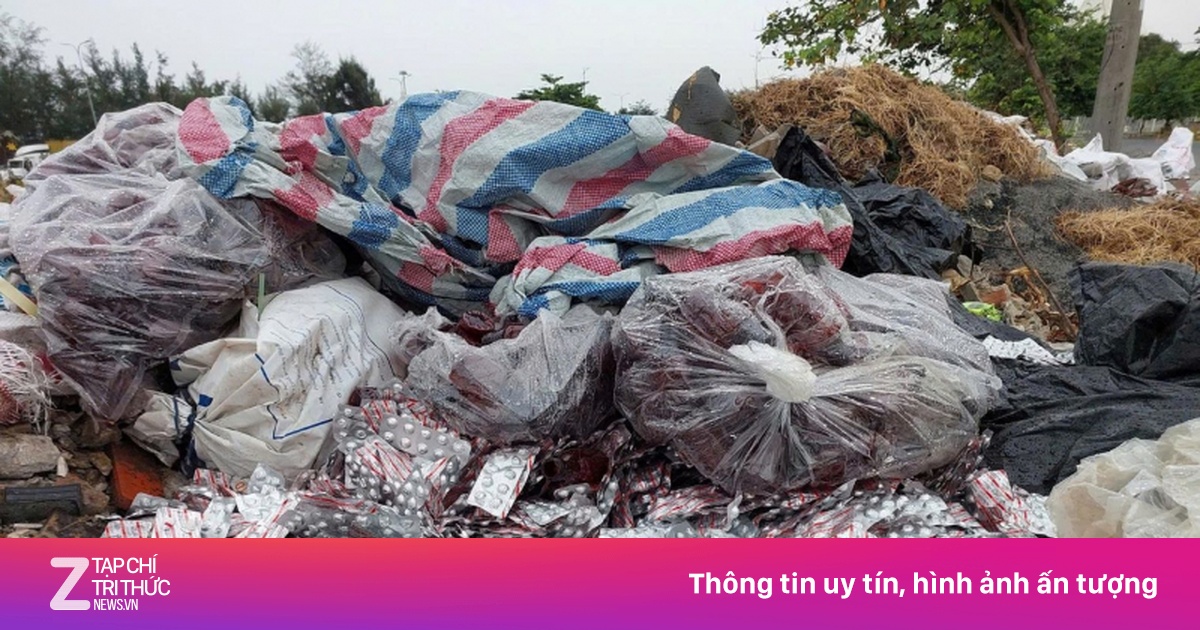 Hàng trăm vỉ thuốc tân dược bị vứt bỏ tại bãi rác