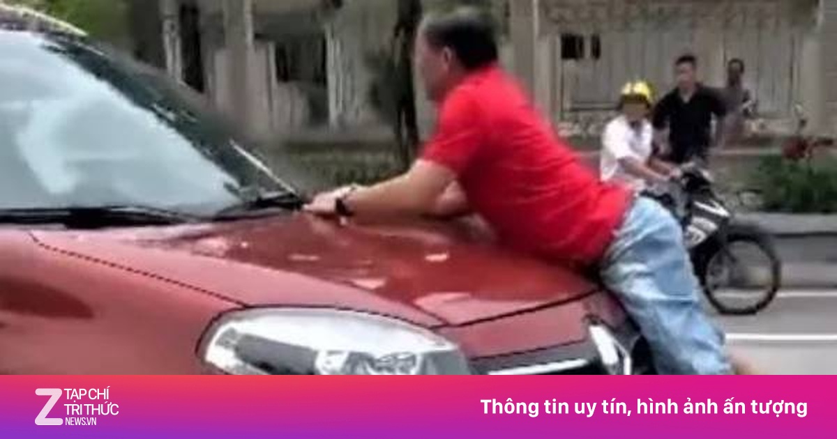 Công an làm việc với tài xế và người đàn ông bám vào capo ôtô trên phố