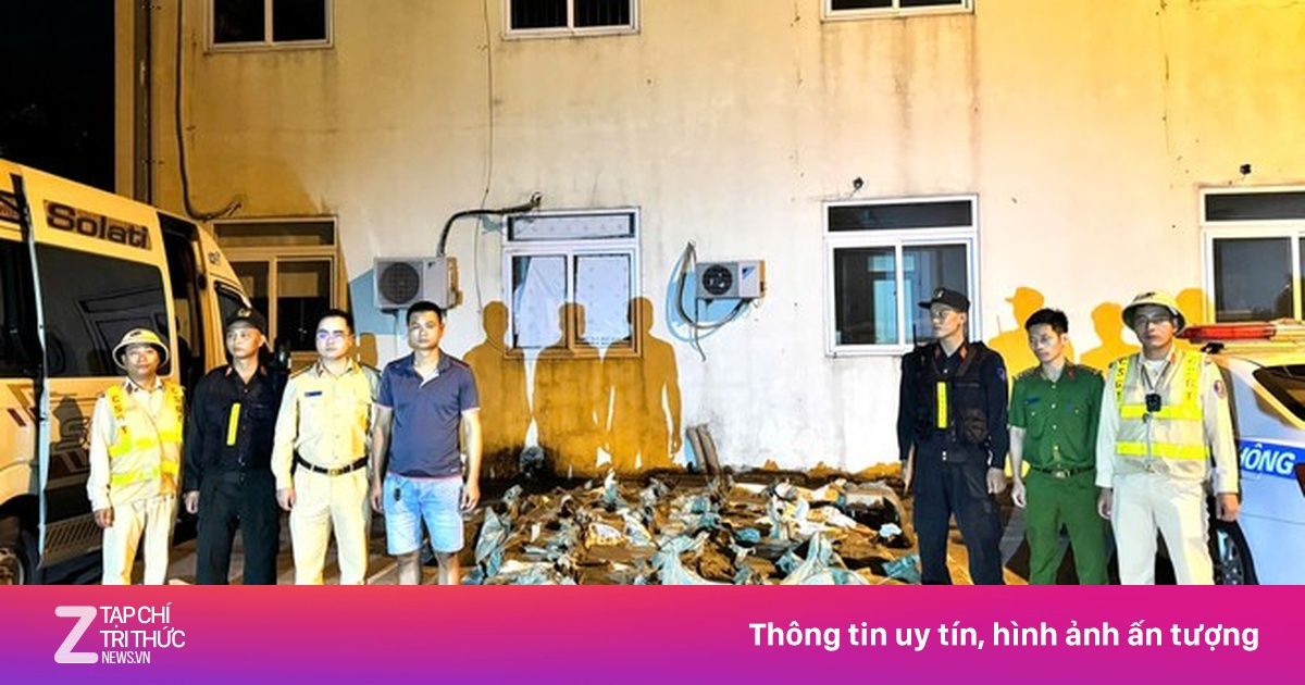 Phát hiện ôtô khách chở hàng trăm bình 'khí cười' trên cao tốc