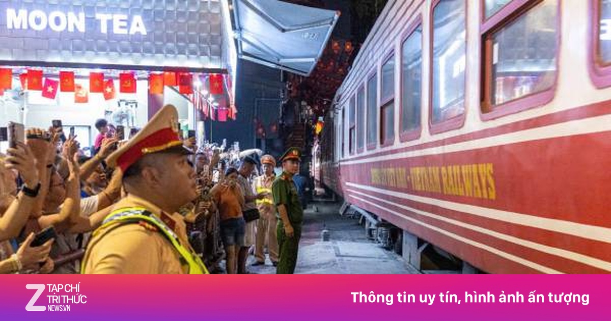 Xử lý vi phạm tại phố cà phê đường tàu ở Hà Nội