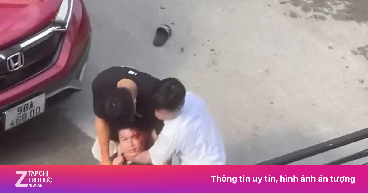 2 cha con đánh người chảy máu đầu, hỏi 'mày biết tao là ai không?'