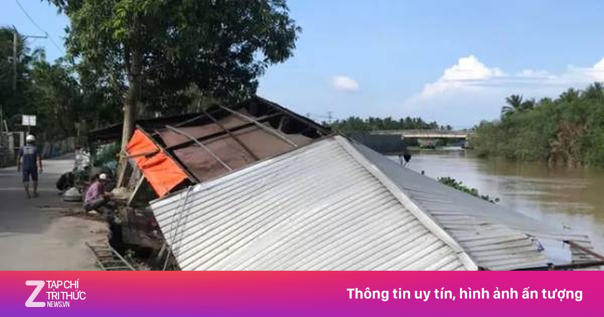 Sạt lở làm 2 căn nhà đổ sụp xuống sông, 3 người bị cuốn trôi