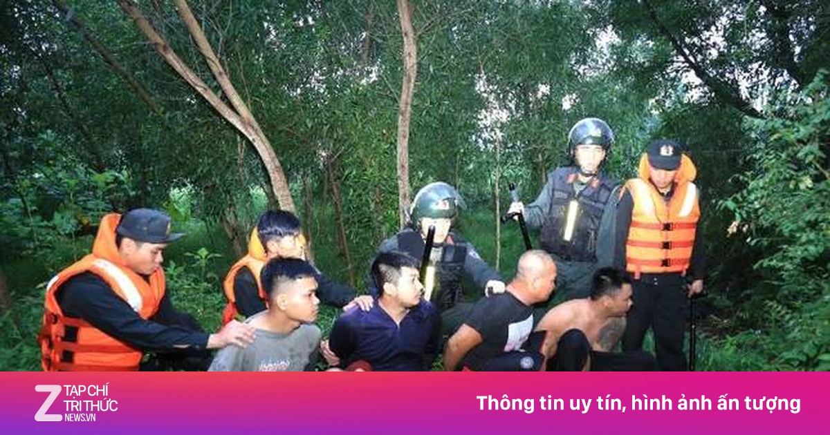 Hàng chục cảnh sát bao vây bắt ghe hút cát trên sông Đồng Nai