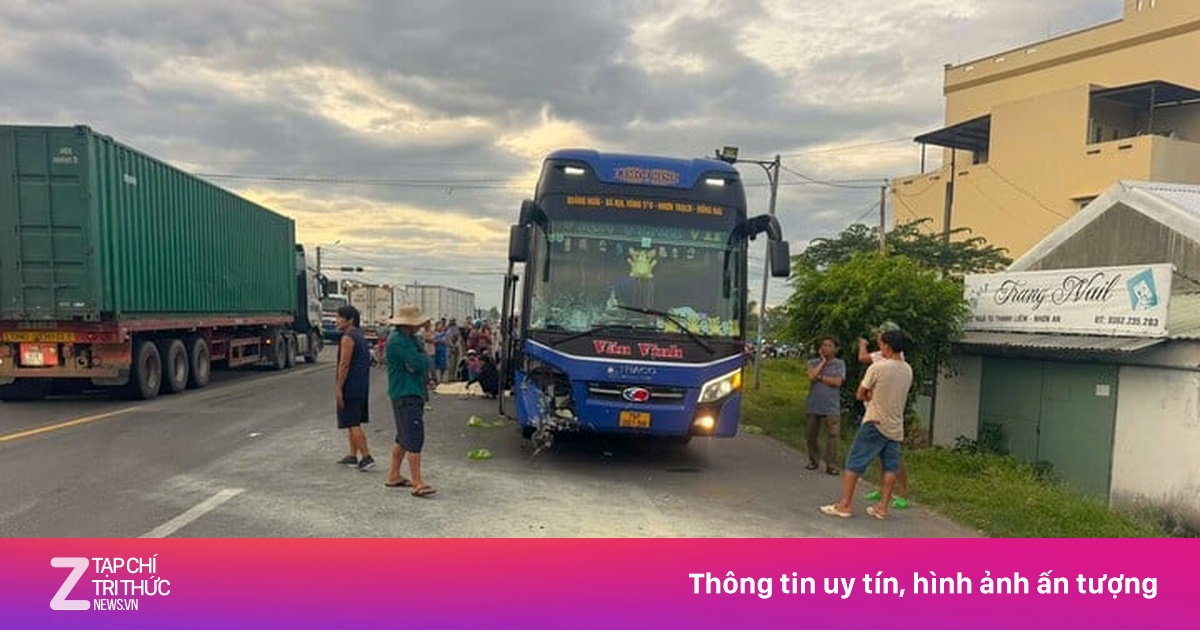Xe máy cháy rụi sau va chạm ôtô khách, 2 người tử vong tại chỗ