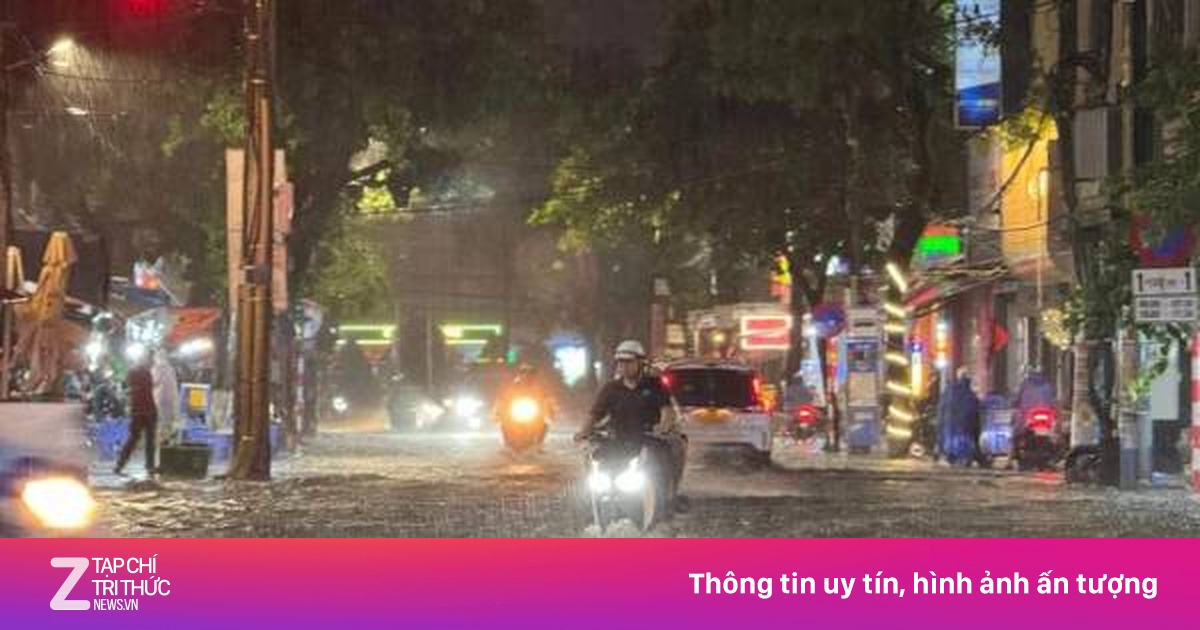 Mưa như trút, nhiều tuyến phố ở Đà Nẵng biến thành sông