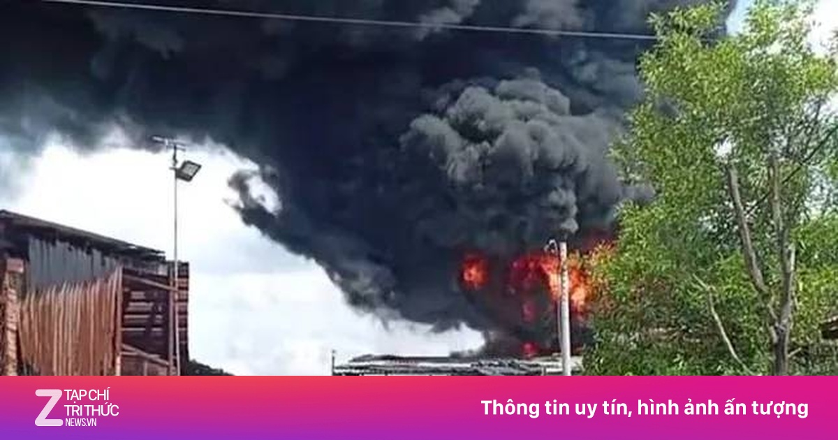 Lửa đỏ rực, khói đen cuồn cuộn nuốt trọn kho ve chai ở TP.HCM