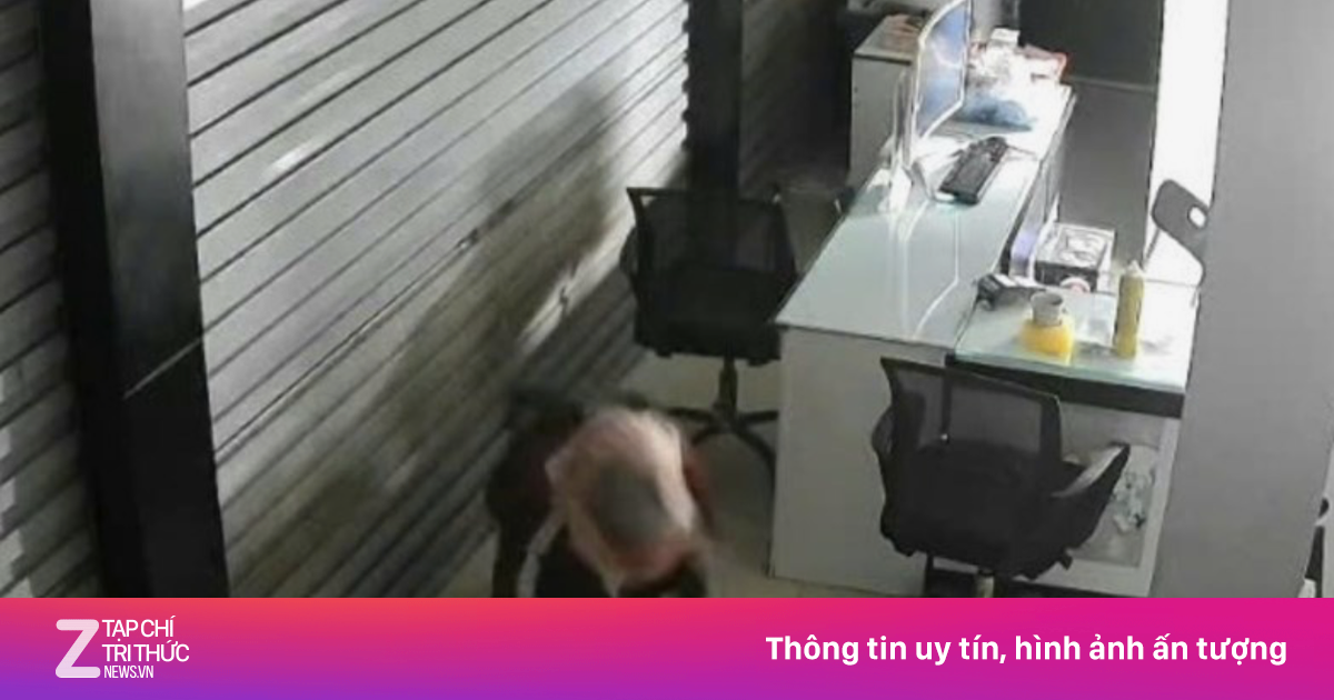 Đối tượng bịt mặt từ trần nhà đột nhập cửa hàng điện thoại