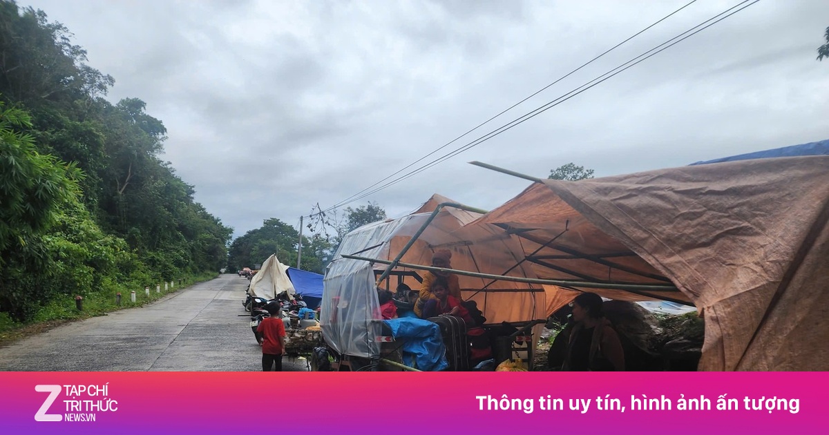 Sống gần hồ đang xả nước, 200 người chạy, dựng nhà tạm trên công nông