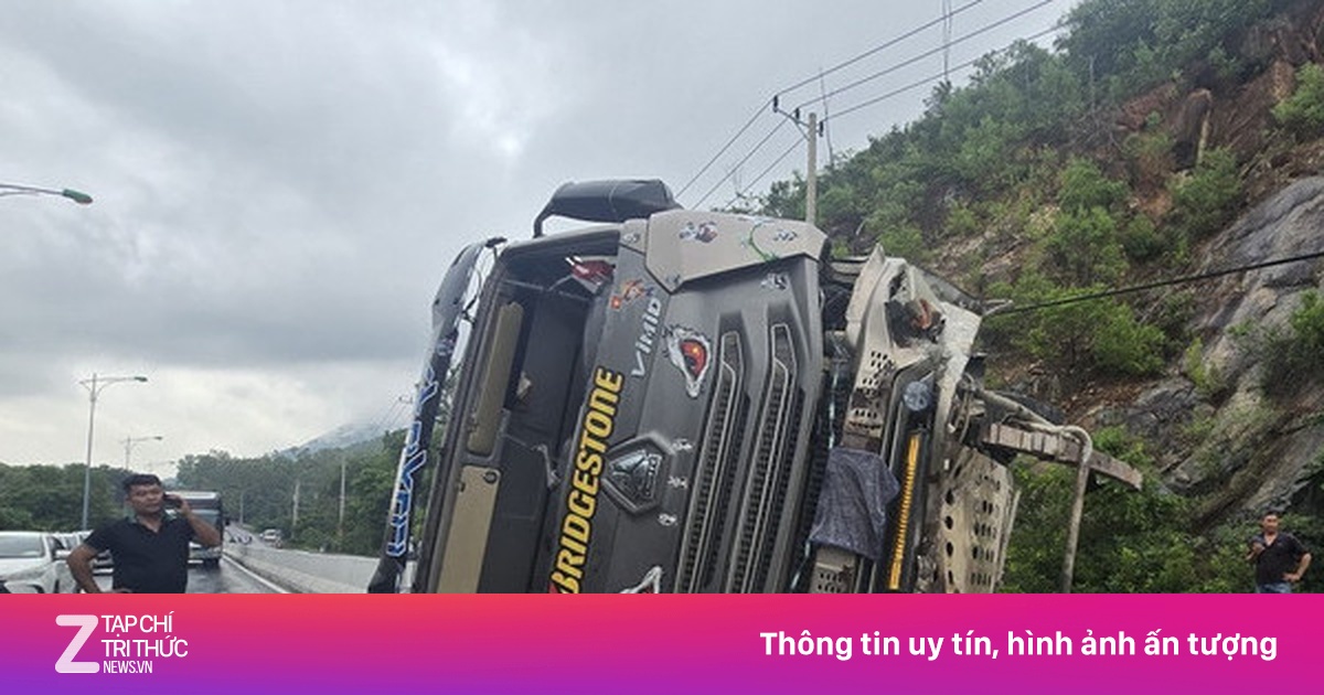 Xe tải bị lật trên đèo Cù Hin gây ách tắc giao thông kéo dài