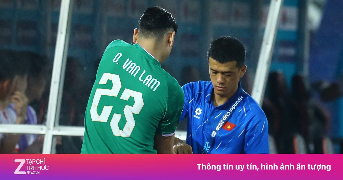 Trọng tài bẻ còi, Văn Lâm khởi động xong không được vào sân