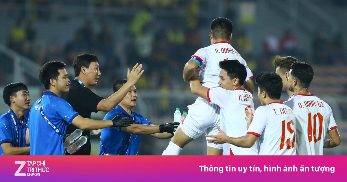 Quang Hải không ghi bàn, vẫn được cả đội chúc mừng
