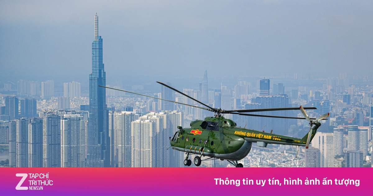 TP.HCM hiện đại nhìn từ trực thăng kéo cờ