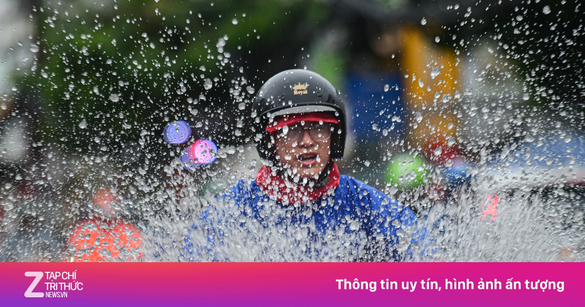 Người dân TP.HCM lội nước đi làm sáng thứ 7