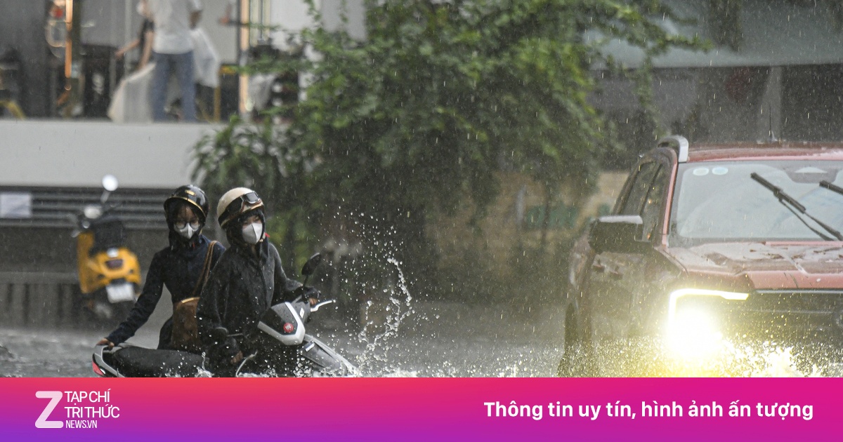 Mưa ngập lút bánh xe, người dân TP.HCM vật lộn giữa dòng nước