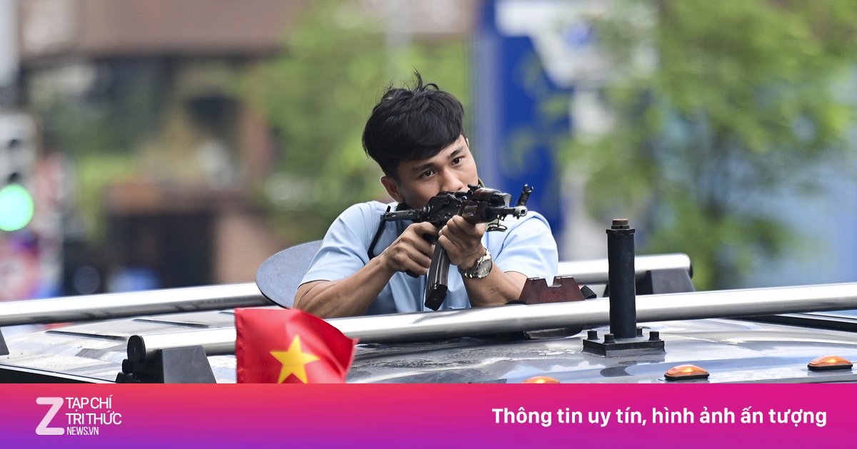 Công an diễn tập chống khủng bố, bảo vệ yếu nhân ở trung tâm TP.HCM