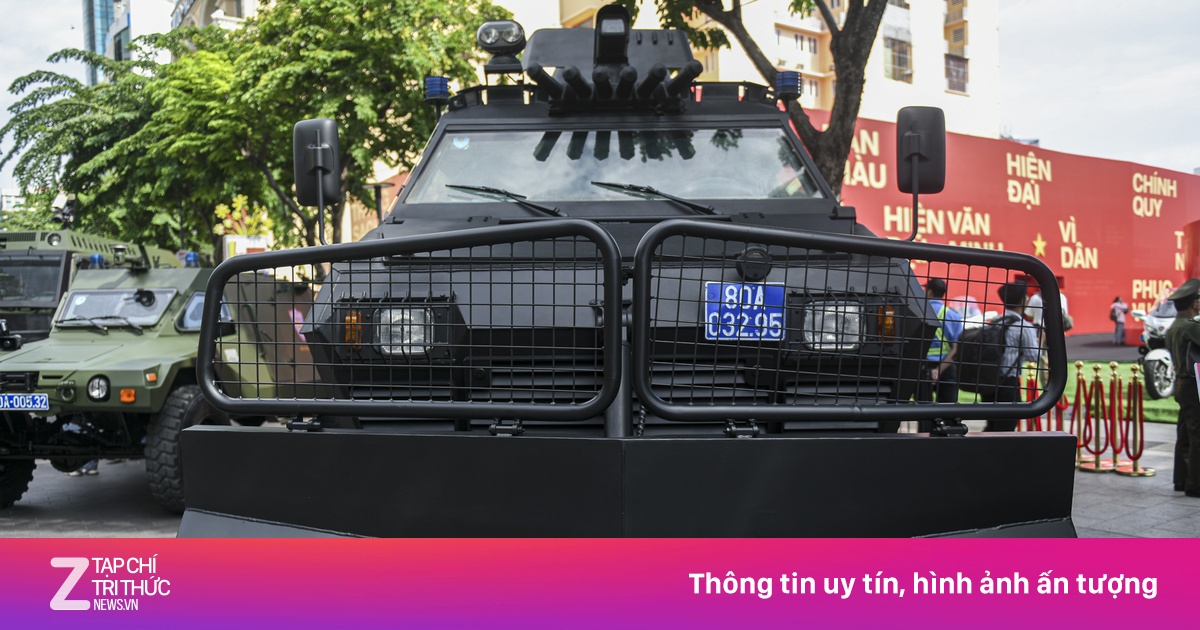 Ngắm xe bọc thép, súng bắn tỉa đang trưng bày tại phố đi bộ Nguyễn Huệ