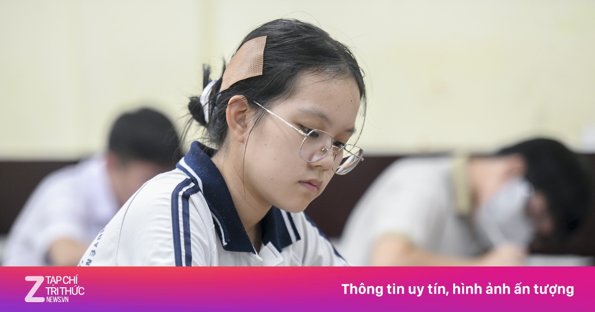 Sĩ tử nói đề Tiếng Anh ở TP.HCM dễ 'ăn điểm' 8-9 nhưng khó đạt điểm 10