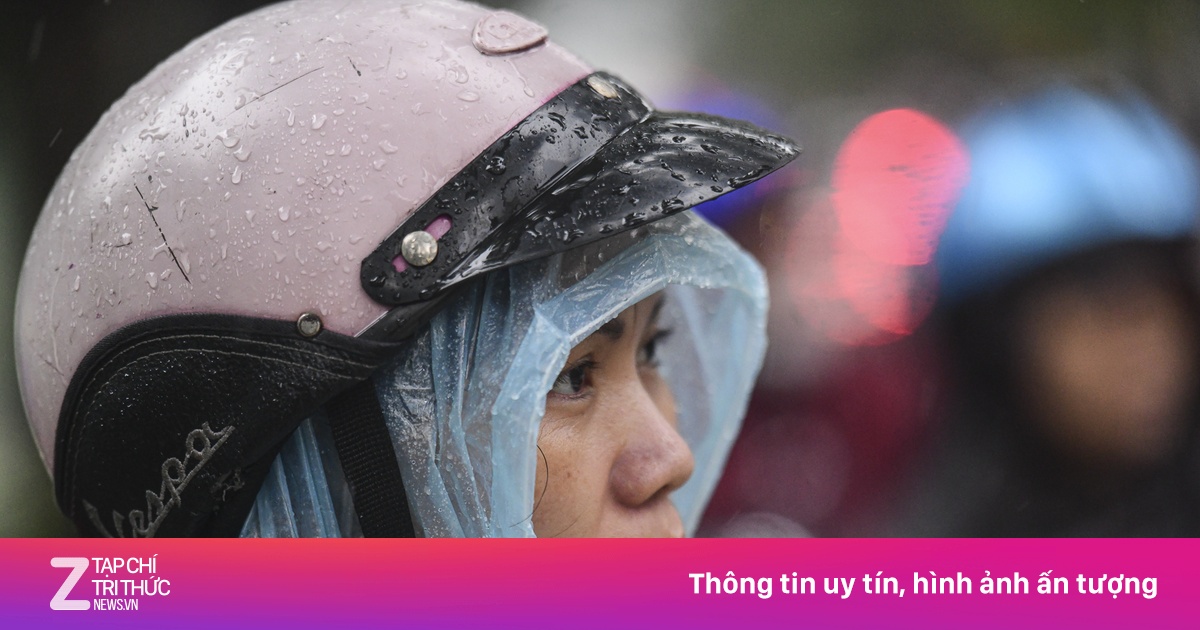 Phụ huynh ở TP.HCM đội mưa lớn đón thí sinh sau buổi thi môn Toán