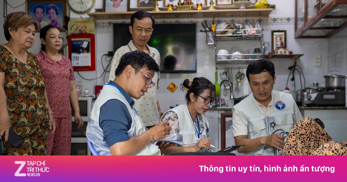 Một ngày khác lạ của bác sĩ trạm y tế phường ở TP.HCM