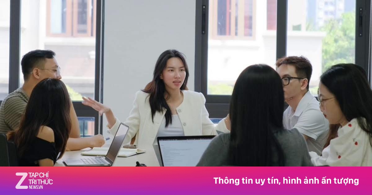 Lan truyền hình ảnh Thùy Tiên ngồi ở trung tâm cuộc họp về kẹo Kera
