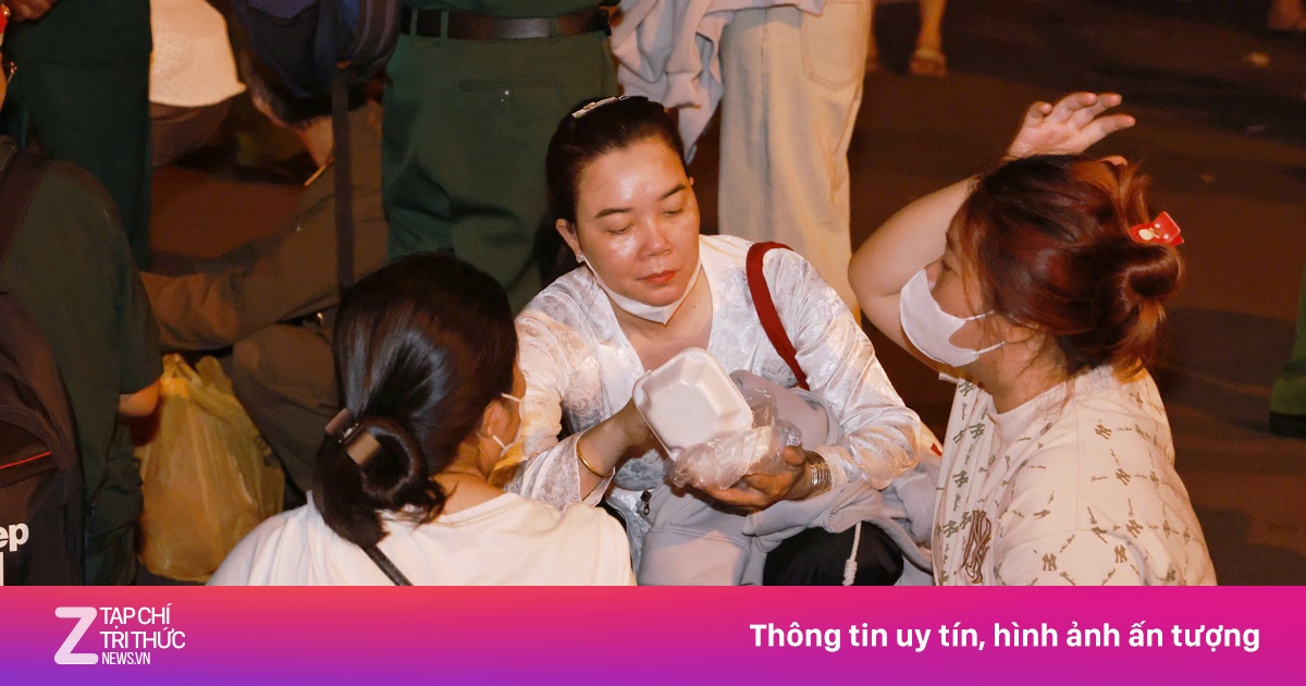 Đến từ 1h thấy 'không còn chỗ trống' chờ xem diễu binh 30/4 ở TP.HCM
