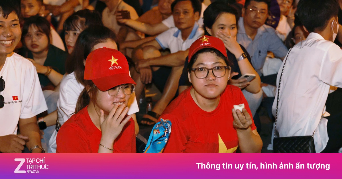 Mang 10 bịch bánh, 10 quả trứng luộc chờ xem diễu binh 30/4