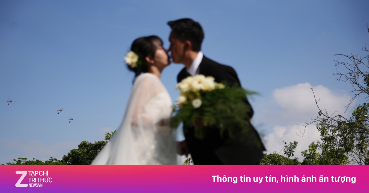 Trực thăng kéo cờ trong bức ảnh cưới 'để đời' của cặp đôi TP.HCM