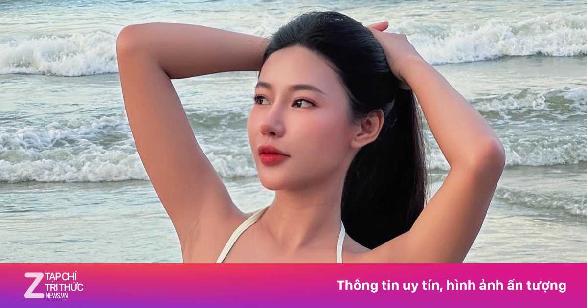 Vợ Phan Văn Đức, bà xã Đình Triệu khoe dáng với bikini