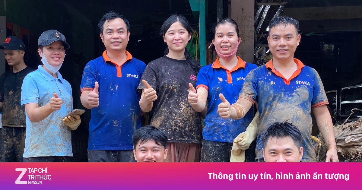 &apos;Team building&apos; của công ty ở Nghệ An: Giúp bà con dọn dẹp sau lũ