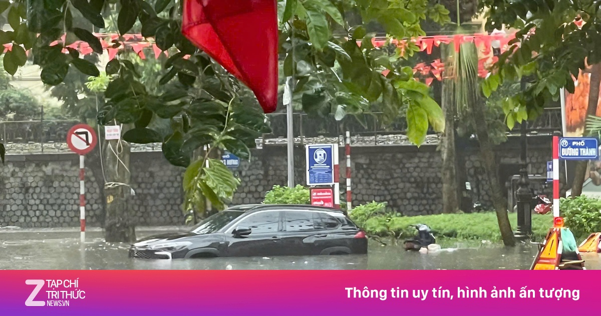 Trung tâm Hà Nội ngập sâu, xe máy, ôtô chìm trong biển nước