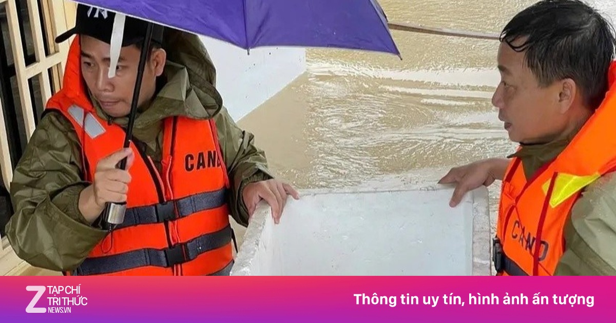 Em bé nằm ngoan trong thùng xốp khi được sơ tán khỏi vùng lũ Đà Nẵng