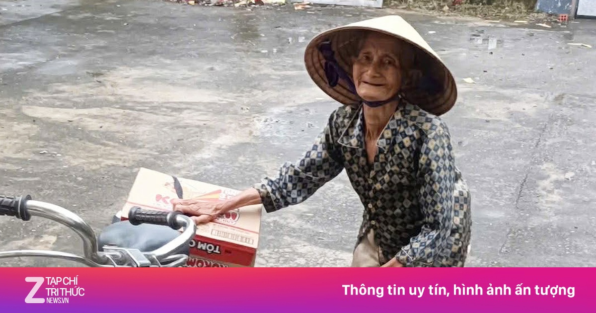 Cụ ông bán vé số, cụ bà nghèo gom từng thùng mì gửi tặng vùng lũ