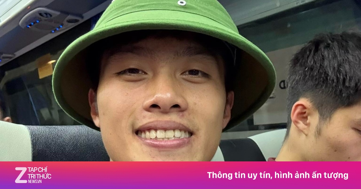 Cầu thủ U22 đội mũ cối, khoe huy chương sau trận thắng nghẹt thở