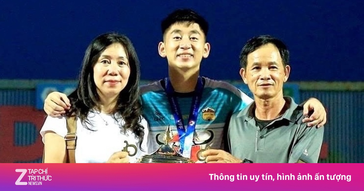 Mẹ Nhật Minh gửi mì tôm, cành đào 'tiếp lửa' con trai trước bán kết