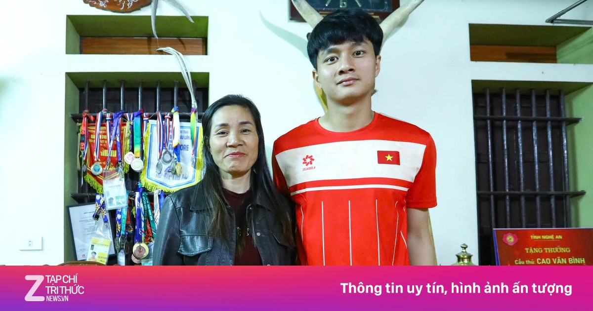 Mẹ thủ môn Cao Văn Bình: 'Chưa thấy con tâm sự có bạn gái'