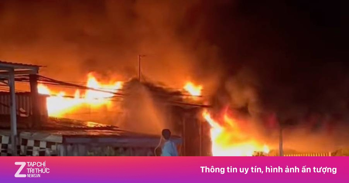 Nhà dân bốc cháy dữ dội, bộ đội lao vào dập lửa cứu nguy