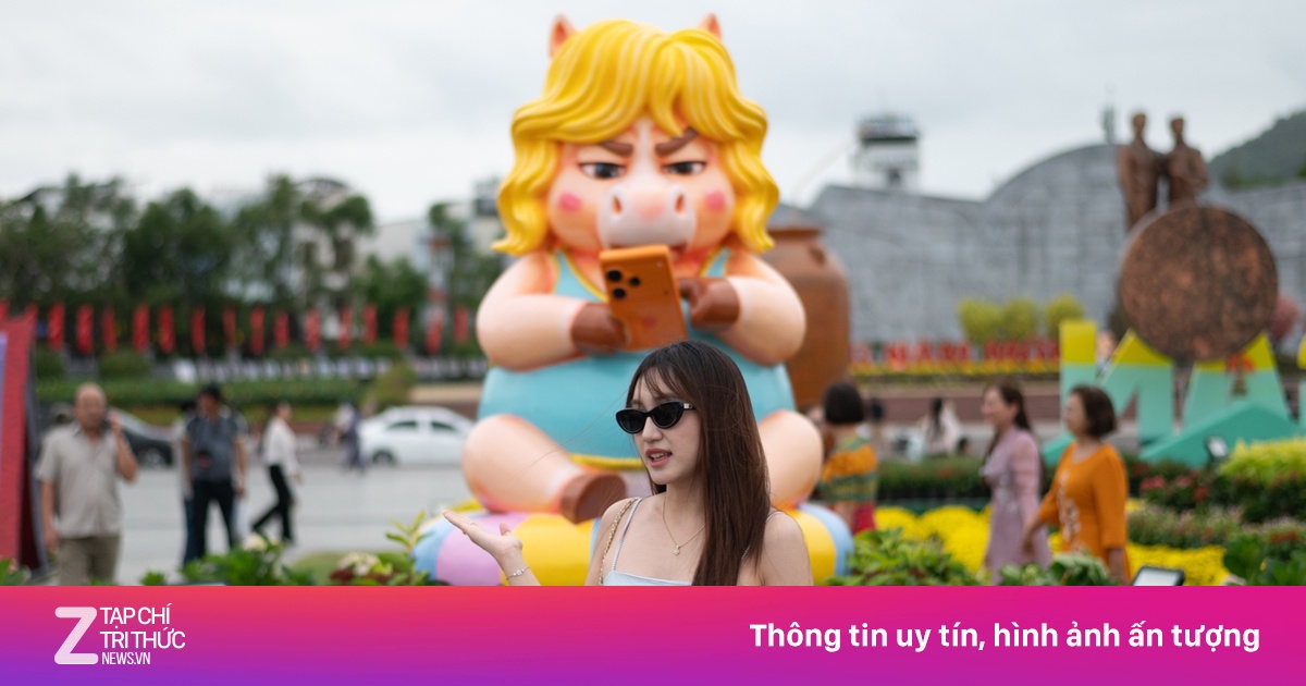 Đổ xô check-in với ngựa 'mặt cọc', cầm iPhone 17 hot nhất Quy Nhơn