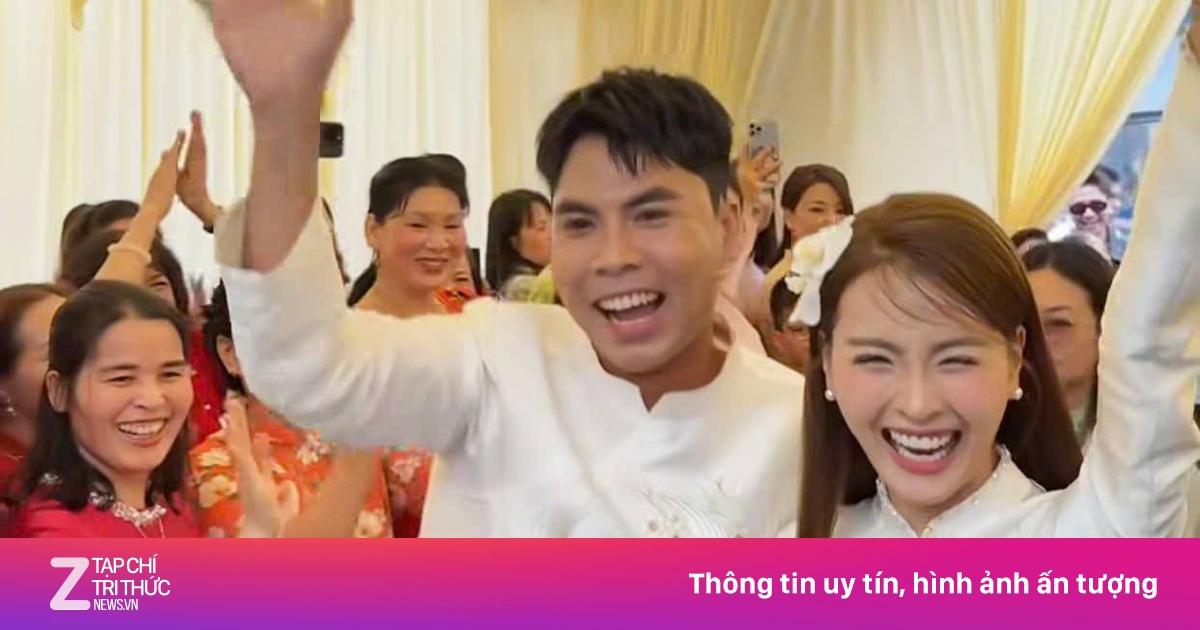 MC Huyền Trang và cầu thủ Đức Huy rạng rỡ trong lễ ăn hỏi đầy cảm xúc